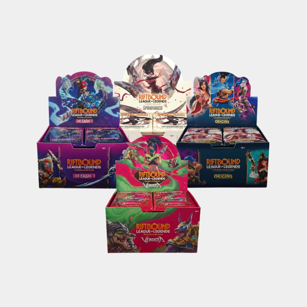 Alle vier Riftbound TCG Booster Displays der League of Legends Erweiterungen im Überblick: Origins Set 1, Spiritforged Set 2, Unleashed Set 3 und Vendetta Set 4.