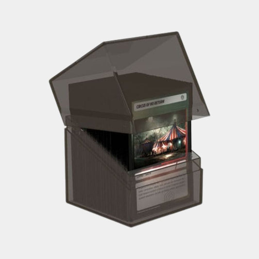 Transparente Ultimate Guard Boulder 100+ Clear Deck Box in Rauchgrau (Onyx), geöffnet mit gesleevten TCG-Karten.