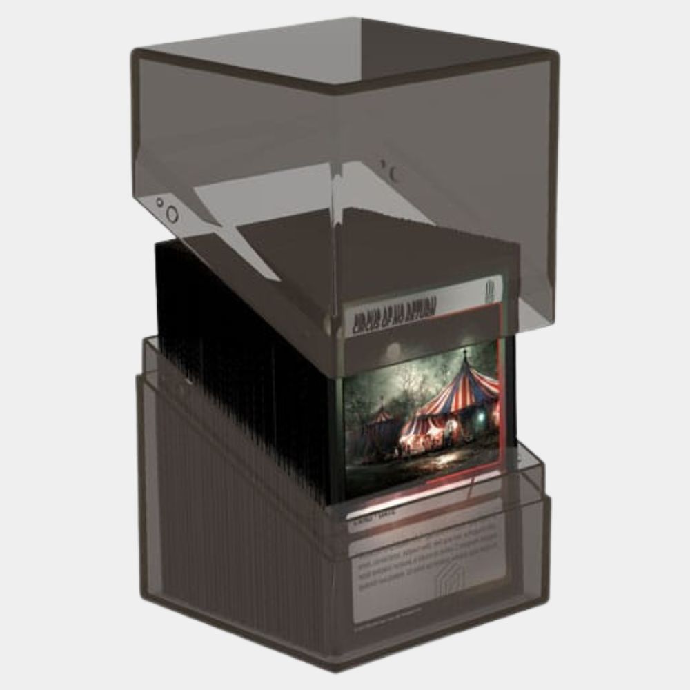 Transparente Ultimate Guard Boulder 100+ Clear Onyx Deck Box in geöffneter Profilansicht zur Kartenpräsentation.