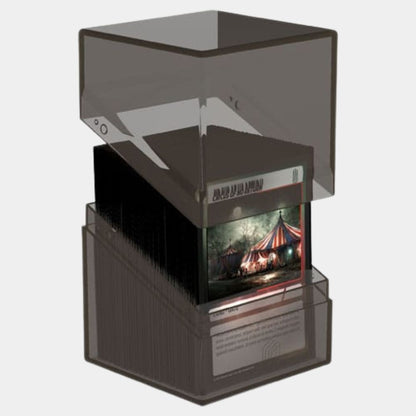 Transparente Ultimate Guard Boulder 100+ Clear Onyx Deck Box in geöffneter Profilansicht zur Kartenpräsentation.