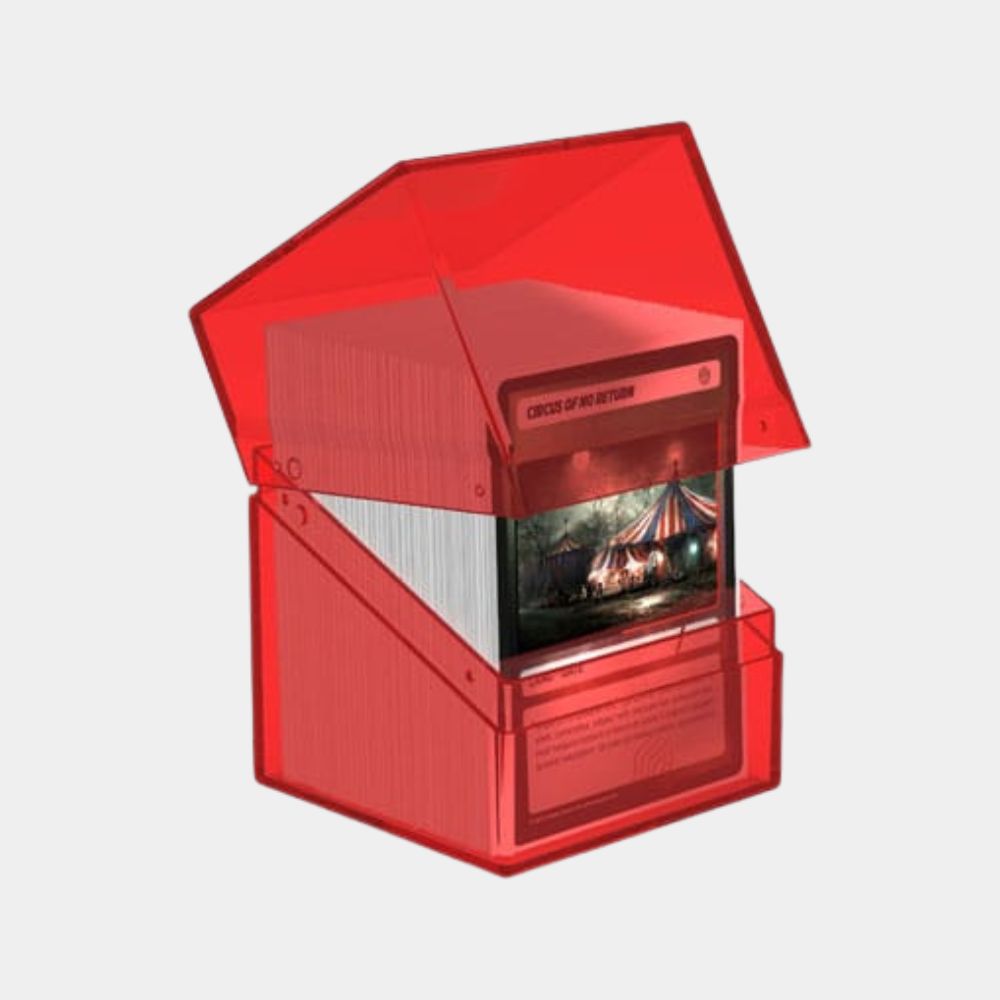 Transparente Ultimate Guard Boulder 100+ Clear Deck Box in Rubinrot (Ruby), geöffnet mit gesleevten TCG-Karten.