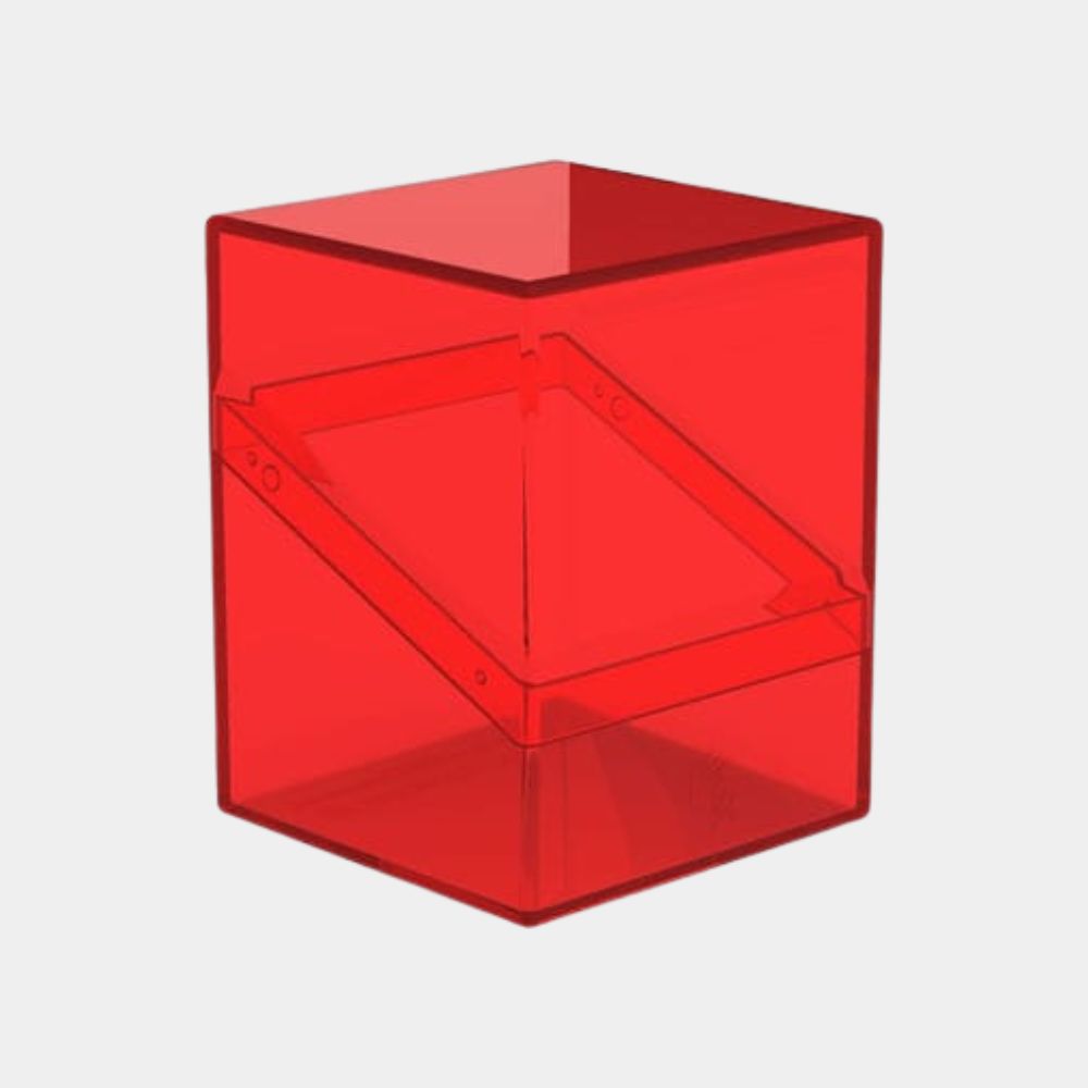 Ultimate Guard Boulder 100+ Clear Ruby Deck Box in der geschlossenen Frontalansicht mit durchscheinenden Sammelkarten.