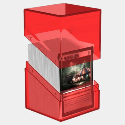 Rubinrote, transparente Ultimate Guard Boulder 100+ Clear Deck Box (Ruby) in der geöffneten Seitenansicht.