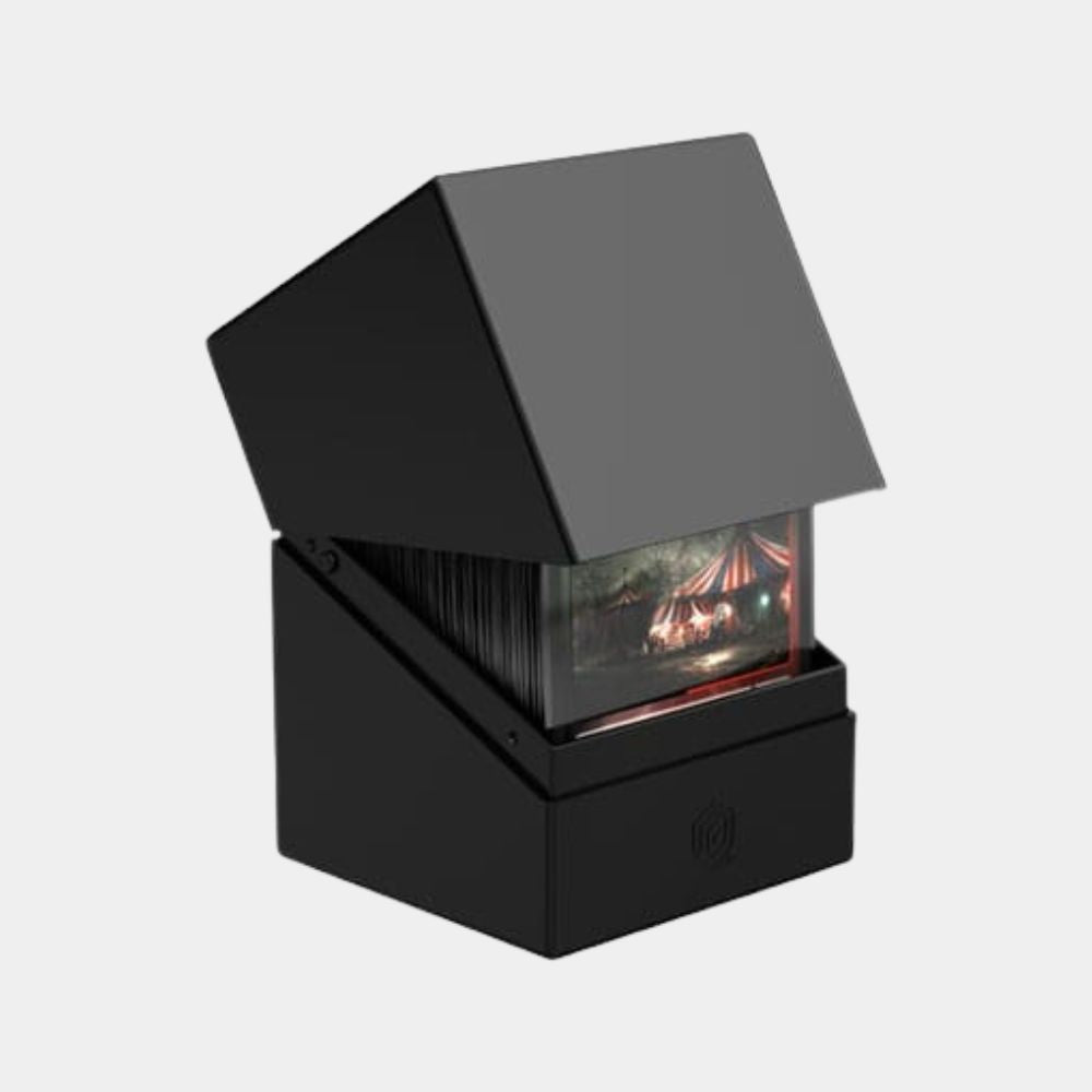 Ultimate Guard Boulder 100+ Deck Box in der Farbe Schwarz (Solid Black), gefüllt mit TCG-Karten in Hüllen.