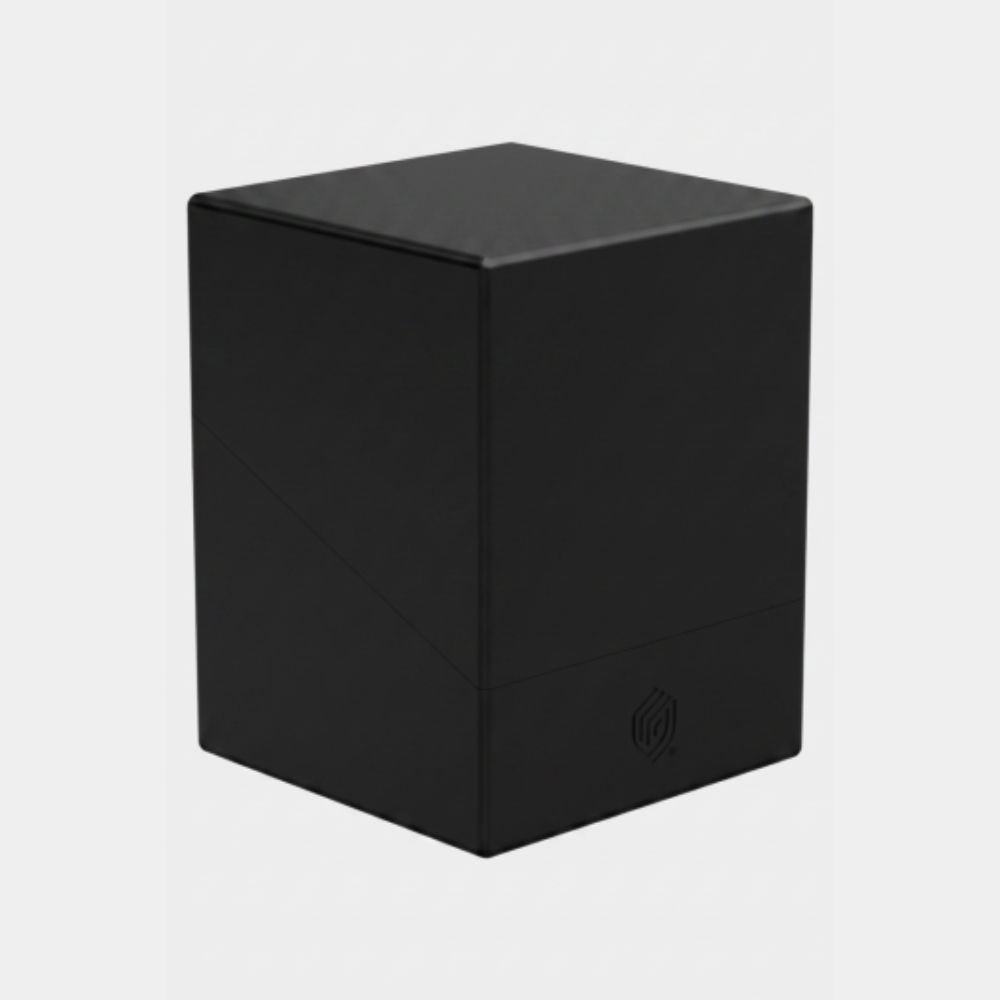Ultimate Guard Boulder 100+ Deck Box in Schwarz (Solid Black), geschlossene Ansicht von vorne.